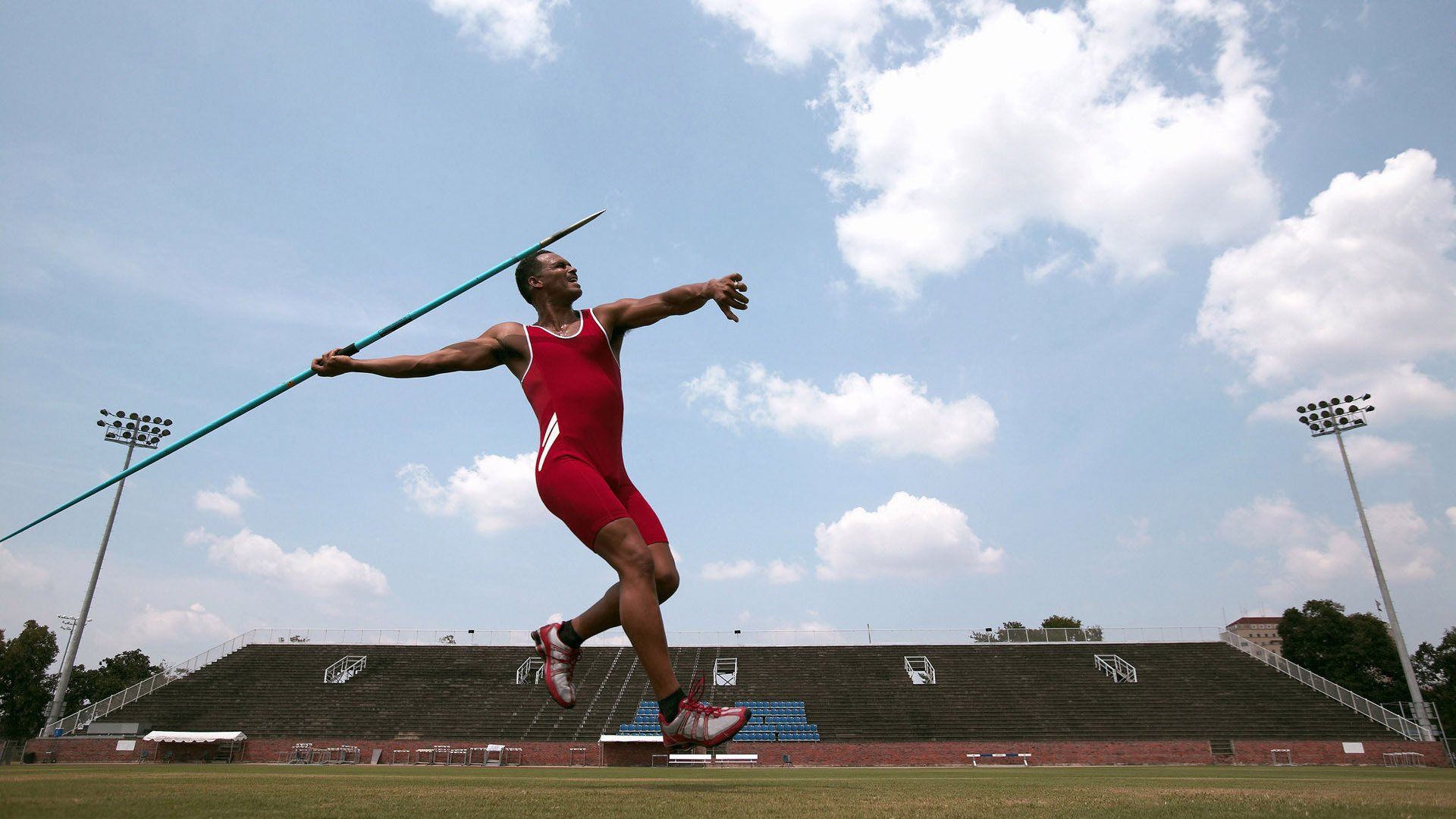 贝林厄姆独造三球导演横扫，英格兰青春风暴席卷勒沃库森